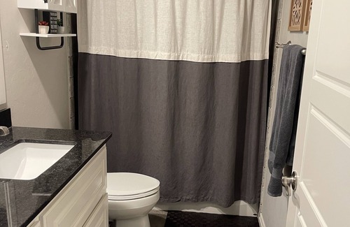 Edmond Maison | Inviting, well equipped, sleeps 8 + comfortably w/ access to Edmond/OKC in mins.