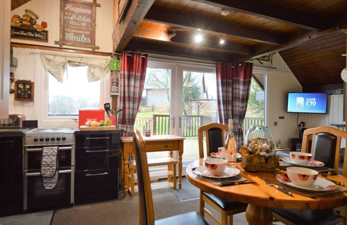 Dallavich Chalet De Ski | Iona Lodge, loch views, peaceful location, pet friendly