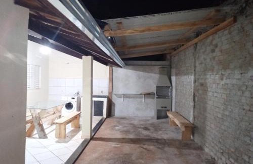 Aracatuba Maison | Iporã casa simples Ar-cond, wi-fi, smartv, máquina de lavar 6 pessoas, equipado com churrasqueira, garagem para 4 carros sendo 2 coberta, Hop Independente