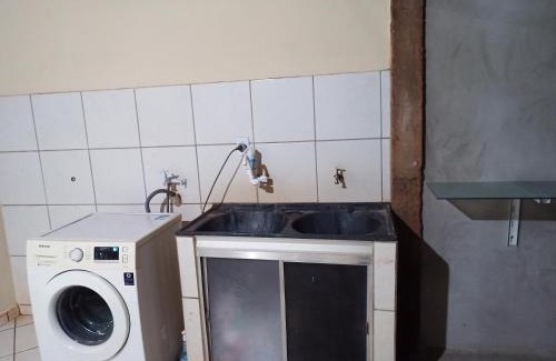 Aracatuba Maison | Iporã casa simples Ar-cond, wi-fi, smartv, máquina de lavar 6 pessoas, equipado com churrasqueira, garagem para 4 carros sendo 2 coberta, Hop Independente