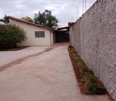 Aracatuba Maison | Iporã casa simples Ar-cond, wi-fi, smartv, máquina de lavar 6 pessoas, equipado com churrasqueira, garagem para 4 carros sendo 2 coberta, Hop Independente
