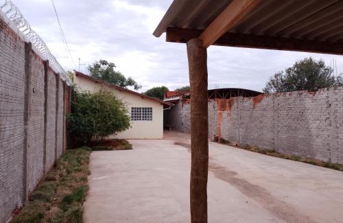 Aracatuba Maison | Iporã casa simples Ar-cond, wi-fi, smartv, máquina de lavar 6 pessoas, equipado com churrasqueira, garagem para 4 carros sendo 2 coberta, Hop Independente