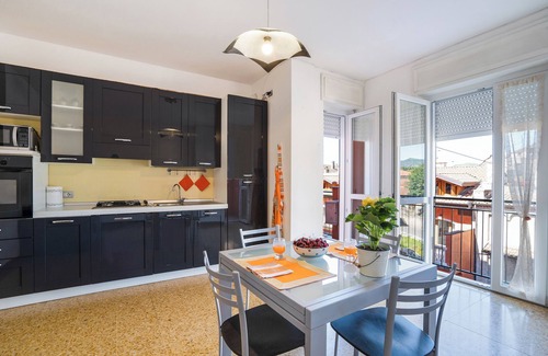 Angera Appartement | Appartement Iris Lago Maggiore avec vue sur le lac, balcons, climatisation et Wi-Fi