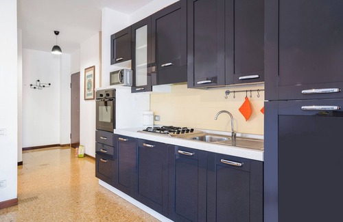 Angera Appartement | Appartement Iris Lago Maggiore avec vue sur le lac, balcons, climatisation et Wi-Fi