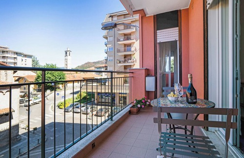 Angera Appartement | Appartement Iris Lago Maggiore avec vue sur le lac, balcons, climatisation et Wi-Fi
