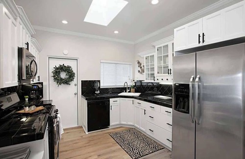Coronado Maison | Iris Suite - Walk to Shops, Dining & Ferry Landing