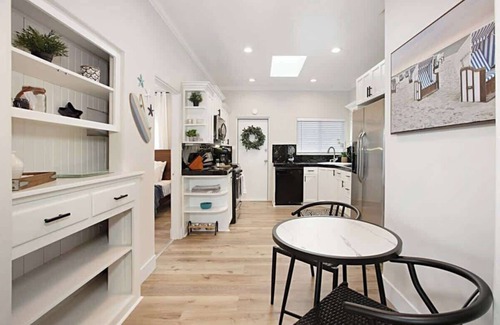 Coronado Maison | Iris Suite - Walk to Shops, Dining & Ferry Landing