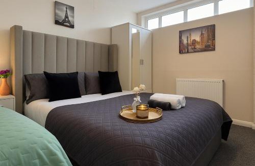 Island Gardens Maison | Iron House - Sleeps 11 - For Contractors & Families - Private Parking - Near Canary Wharf, ExCel, O2 & City AirPort