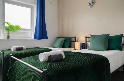 Island Gardens Maison | Iron House - Sleeps 11 - For Contractors & Families - Private Parking - Near Canary Wharf, ExCel, O2 & City AirPort