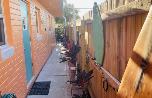 New Smyrna Beach Cottage | 150 étapes à la plage !!! Belle maison de campagne, parfaite pour un couple ou un couple.