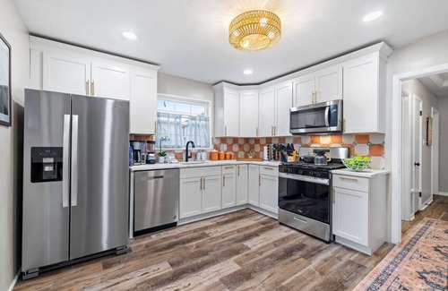 McKnight Appartement | Island Gem~Riverfront, Near RMU Sports Center~4 BR