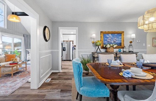 McKnight Appartement | Island Gem~Riverfront, Near RMU Sports Center~4 BR