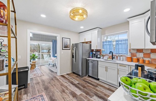 McKnight Appartement | Island Gem~Riverfront, Near RMU Sports Center~4 BR