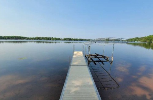 Sturgeon Lake Maison | Island Lake Retreat | Cabin on the Lake