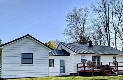 Sturgeon Lake Maison | Island Lake Retreat | Cabin on the Lake