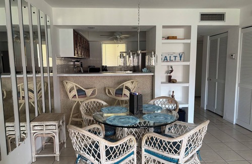Bradenton Beach Copropriété | Island Oasis Retreat - 1 Minute Walk to the Beach