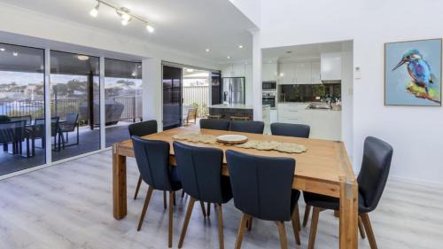 Banksia Beach Maison | Island Paradise On The Canal
