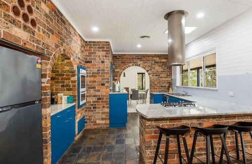North Nowra Maison | Island Retreat - Pet Friendly with Swimming Pool