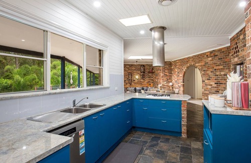 North Nowra Maison | Island Retreat - Pet Friendly with Swimming Pool