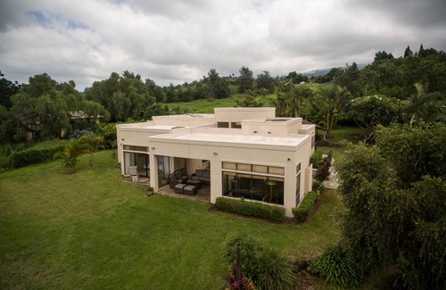 Kula Villa | Sept / Oct prix réduit! Les murs de verre coulissant, magnifique vue sur l'océan et le mont!