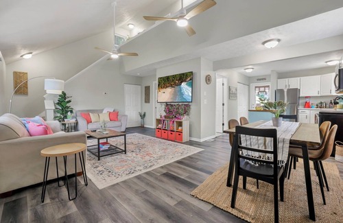 Buckeye Lake Maison | Island Vibes with Hot Tub