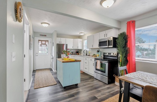 Buckeye Lake Maison | Island Vibes with Hot Tub