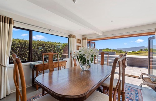 Paraparaumu Beach Maison | Island View Beach House - Paraparaumu Beach Home