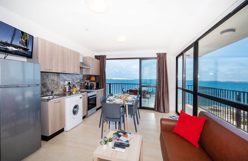 Bugibba Appartement | Islet Seafront Apartment Corner Terrace