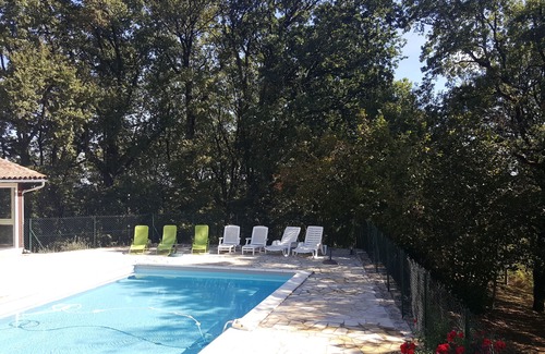 Espinas Maison | ISOLEE: MAISON DE VACANCES AVEC PISCINE ET JACUZZI DANS UN PARC ARBORÉ