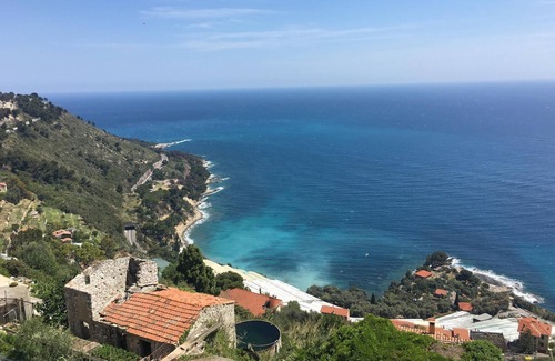 Ventimiglia Appartement | Maison à Grimaldi. Vue spectaculaire sur la Côte d'Azur avec terrasse sur le toit!