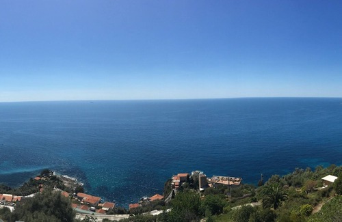 Ventimiglia Appartement | Maison à Grimaldi. Vue spectaculaire sur la Côte d'Azur avec terrasse sur le toit!