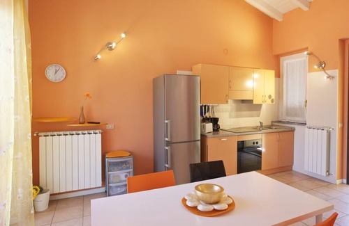 Maccagno con Pino e Veddasca Appartement | Avec des appartements d'angle beaucoup d'amour d'une chambre meublée dans une résidence avec piscine