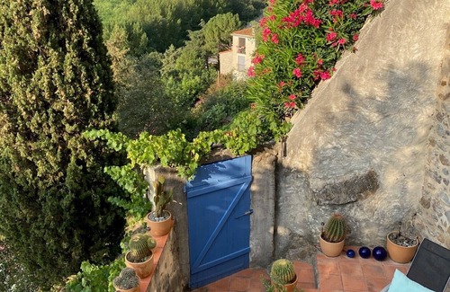 Amelie-les-Bains-Palalda Maison | c'est une maison bleue, accrochée à la colline du charmant village de Palalda