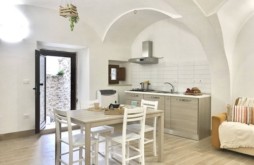 Villa Santa Lucia degli Abruzzi Appartement | Civic25 Abruzzo | Romantic retreat within the historic center