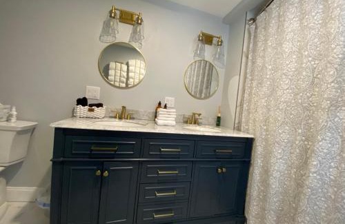 Salem Appartement | It’s Showtime-Book Lally’s House! Steps to Common!