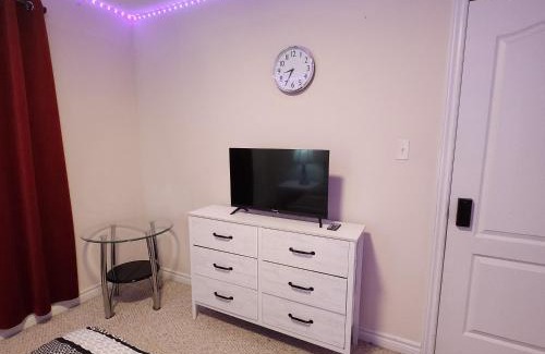 London Maison | Ivory Staycation Suite with Free Street Parking, Shared kitchen and washroom