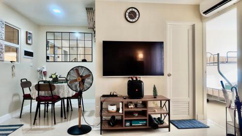 Antipolo Maison | J&J Antipolo 2 Bedroom Condo with Nature View, Netflix, Karaoke, & Threadmill