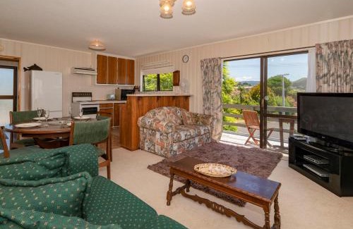 Whangamata Maison | Jacaranda Lodge - Whangamata Upstairs Unit
