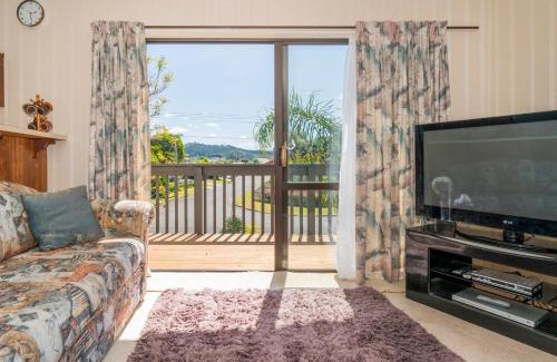 Whangamata Maison | Jacaranda Lodge - Whangamata Upstairs Unit