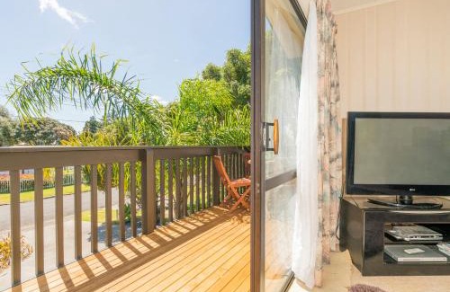Whangamata Maison | Jacaranda Lodge - Whangamata Upstairs Unit