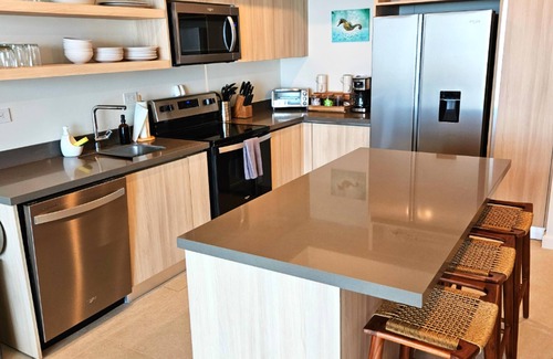 Jaco Copropriété | Jaco Beachfront Oasis 2-bedroom condo on Jaco Beach with AC, fitness room, WiFi