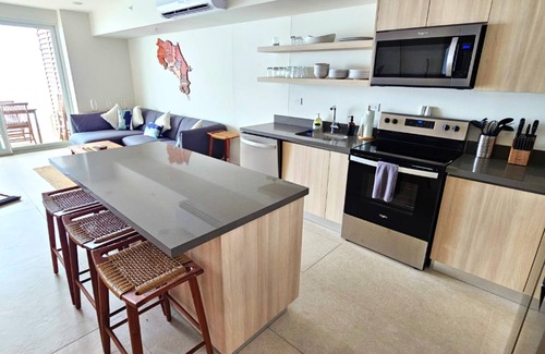 Jaco Copropriété | Jaco Beachfront Oasis 2-bedroom condo on Jaco Beach with AC, fitness room, WiFi