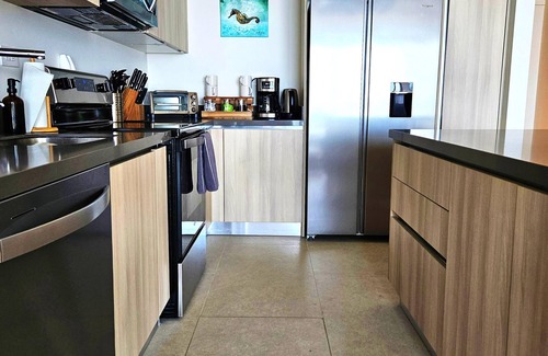 Jaco Copropriété | Jaco Beachfront Oasis 2-bedroom condo on Jaco Beach with AC, fitness room, WiFi