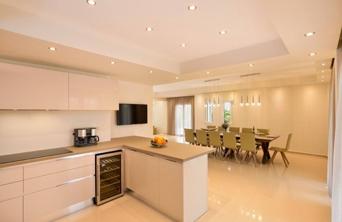 Souda Villa | Jacuzzi -BBQ-Big pool - Walk to beach & grocery store