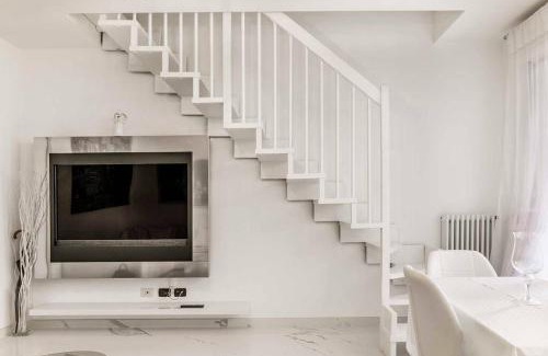 Milan Appartement | Jacuzzi Duomo Suites - Free Parcking AC Wi-Fi