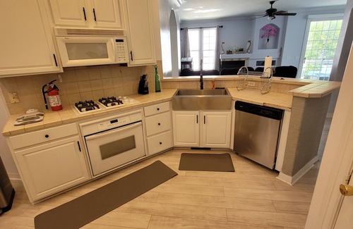 West Omaha Maison | Jacuzzi House Across Nice park