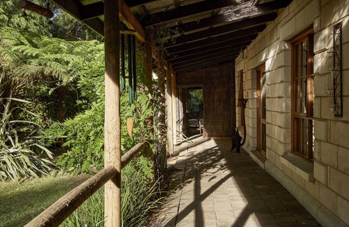 Mount Dandenong Maison | Jacuzzi lodge: Private rainforest with river