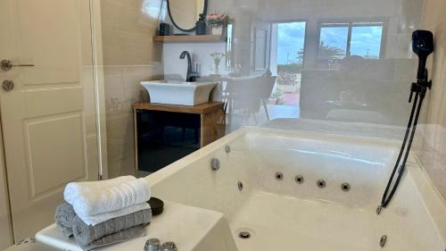 Nahariya Appartement | Jacuzzi, Pool & Sunset by the Sea