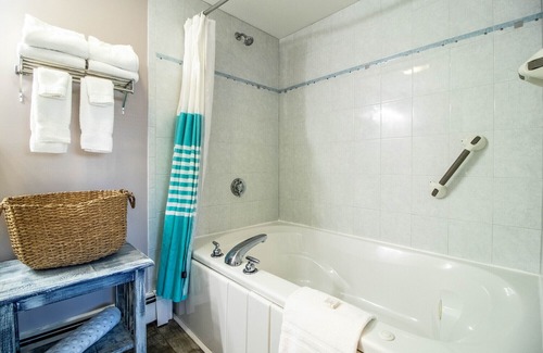 Ogunquit Cabine | Jacuzzi room - 2 Queen beds