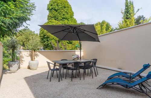 Epernay Appartement | Jacuzzi Terrasse 86 - Terrasse & Climatisation - 4 personnes - BnB Epernay